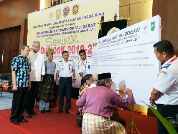 Gubernur Riau H Syamsuar menandatangani komitmen bersama untuk mencanangkan Riau2019 tanp ODOL