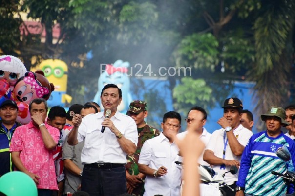 Saat sampaikan sambutan capaian kinerja pemerintah 4 tahun, Luhut Pandjaitan di soraki peserta dan ada simbol dua jari.