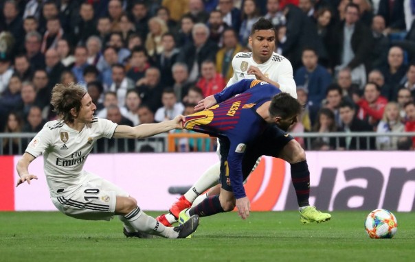 Luka Modric menjaga ketat Messi (foto/int) 