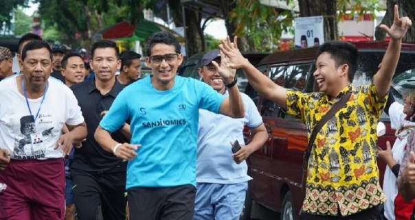 Sandiaga Uno disambut antusias masyarakat saat melaksanakan olahraga lari marathon. Foto: int  