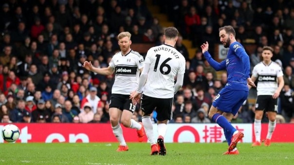 Gonzalo Higuain menyumbang satu gol untuk kemenangan Chelsea. Foto: int 