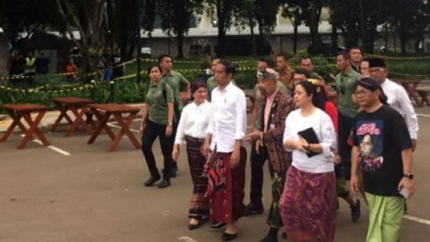 Presiden Jokowi saat menggunakan sarung/int