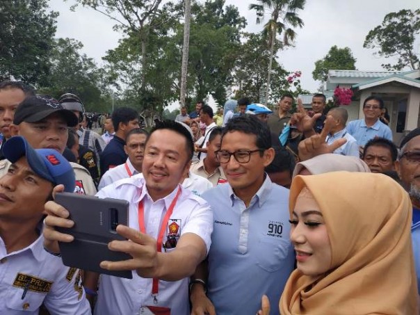 Tommy F Ganih bersama Sandiaga di sela-sela kunjungan ke kediaman Sandi saat kecil di Kompleks Chevron Rumbai, Senin 4 Maret 2019 pagi ini. Foto: amri 