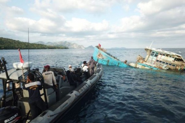 Salah satu kapal ikan asing (KIA) asal Vietnam yang ditenggelamkan di perairan Natuna, Kepulauan Riau. Foto: int 