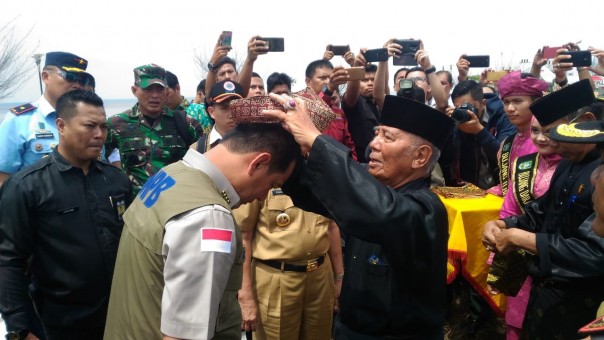 Letjen TNI Doni Monardo dipasangkan tanjak saat tiba di Bengkalis/hari