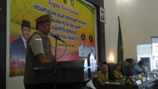 Letjen TNI Doni Monardo saat menggelar Rapat Kordinasi di lantai IV Kantor Bupati Bengkalis /hari