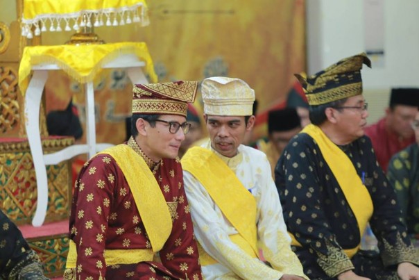 Ustaz Abdul Somad hadiri acara tepuk tepung tawar Sandiaga Uno di Pekanbaru, Riau (foto/int) 