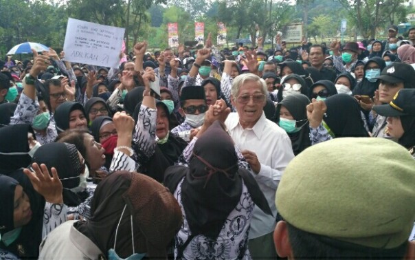 Mantan DPD RI Sumardi Taher temui guru yang demonstrasi di Kantor Wali Kota Pekanbaru (foto/riki) 