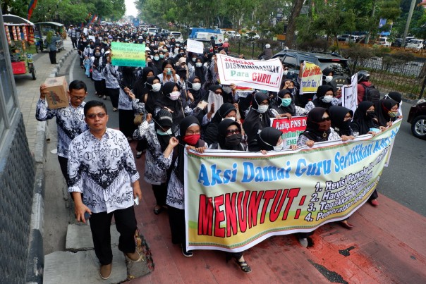 Ribuan guru sertifikasi serbu Kantor Walikota Pekanbaru