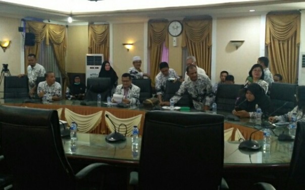 Perwakilan guru yang berdemonstrasi rapat dengan pejabat Pemko Pekanbaru (foto/riki) 