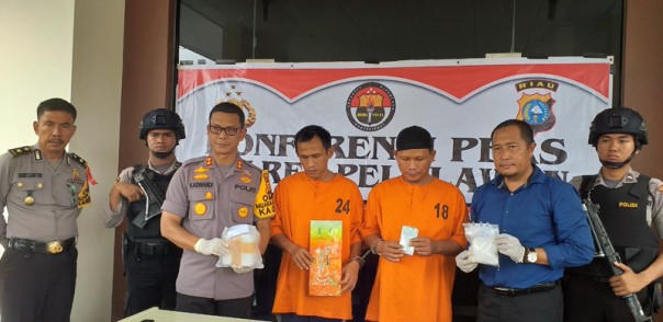 Kapolres Pelalawan AKBP Kaswandi Irwan di dampingi Kasat Narkoba Iptu Romi Irwansyah, Selasa (5/3/2019)./ardi