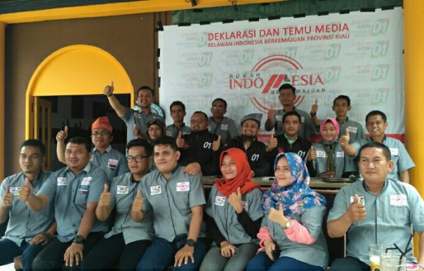 Ketua Rumah Indonesia Berkemajuan Riau, Dede Firmansyah dan Eksponen Muda Muhammadiyah deklarasi dukung Jokowi-Ma'ruf di Pekanbaru (foto/riki) 