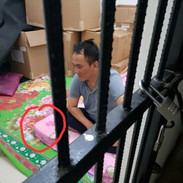 Foto Andi Arief di dalam sel viral (foto/int) 