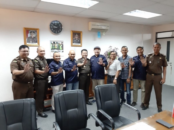 Pengurus PWI dan Mappilu Riau berfoto bersama Kajati Riau
