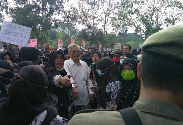 Mantan DPD RI Sumardi Taher temui guru yang demonstrasi di Kantor Wali Kota Pekanbaru (foto/riki) 