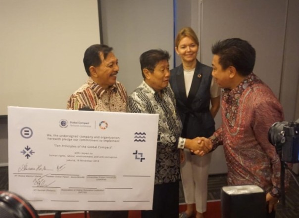 Penasihat Kementrian Kelautan dan Perikanan Suseno Sukoyono, President of Indonesia Global Compact Network (IGCN) Yaya Winarno Junardy, CEO and Executive Director of the United Nations Global Compact Lise Kingo dan Direktur Utama PT RAPP Sihol P Aritonang