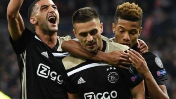 Dusan Tadic merayakan gol Ajax bersama rekan-rekannya. Foto; int  