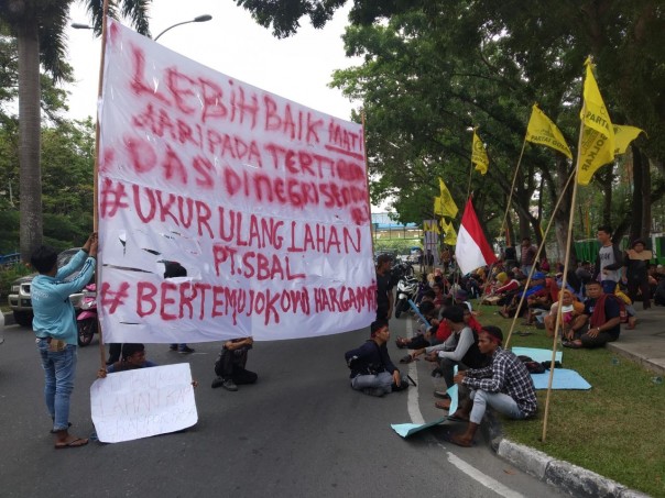 Demo masyarakat Koto Aman kecamatan Tapung Kampar Riau di DPRD Riau