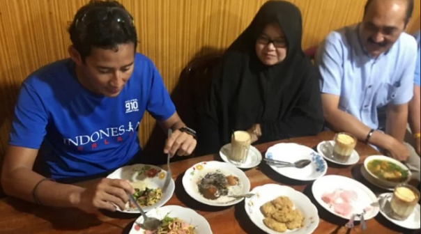 Calon wakil presiden nomor urut 02 Sandiaga Uno menyicipi sejumlah kuliner khas Minang di Bukittinggi. Foto; int 