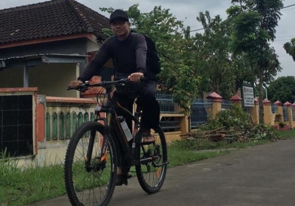 Hasymi, tukang pijat yang memiliki hobi menjadi caleg. Foto: int 