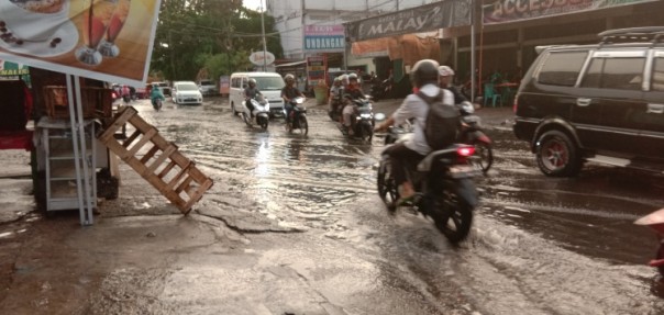Jalan Ahmad Dahlan tergenang saat diguyur hujan lebat di Pekanbaru