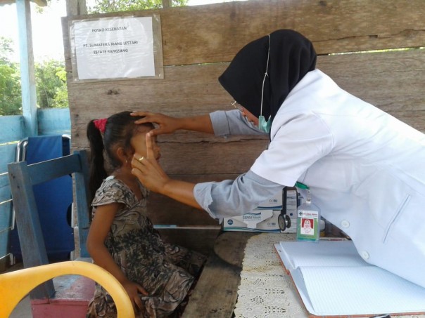  Dokter yang bertugas di Posko Kesehatan PT SRL sedang memeriksa anak yang datang berobat/mad