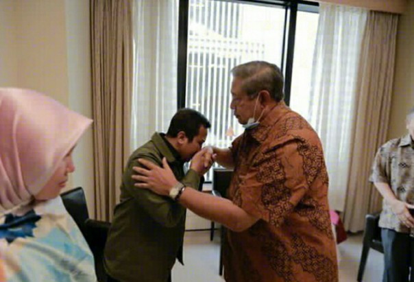 Ustaz Yusuf Mansur cium tangan SBY (foto/instagram) 