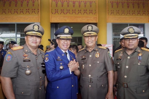 Bupati Inhil HM Wardan melakukan salam komando bersama Wabup H Syamsuddin Uti/ADV