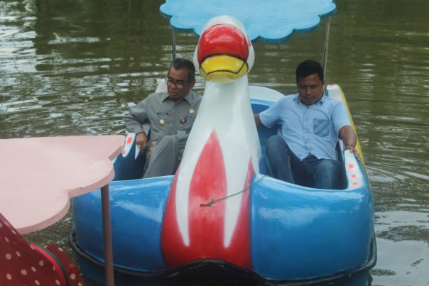 Bupati Kuansing H Mursini menaiki perahu bebek air/zar