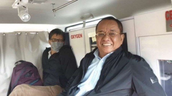 Said Didu (kanan) dan Rocky Gerung (mengenakan masker) berada dalam ambulans supaya bisa masuk ke Kota Jember, Jawa Timur. Foto: int 