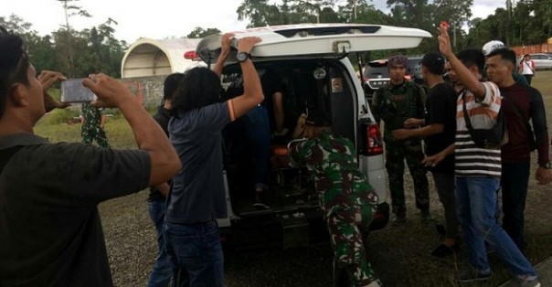 Proses evakuasi prajurit TNI yang gugur setelah terlibat kontak senjata dengan puluhan anggota KKSB di Papua pimpinan Egianus Kogoya. Foto: int 