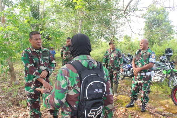 Dandim 0303/Bengkalis Letnan Kolonel (Letkol) Inf Timmy Prasetyo Hermianto bersama anggota melakukan pengecekan langsung  ke lokasi kebakaran hutan dan lahan/hari