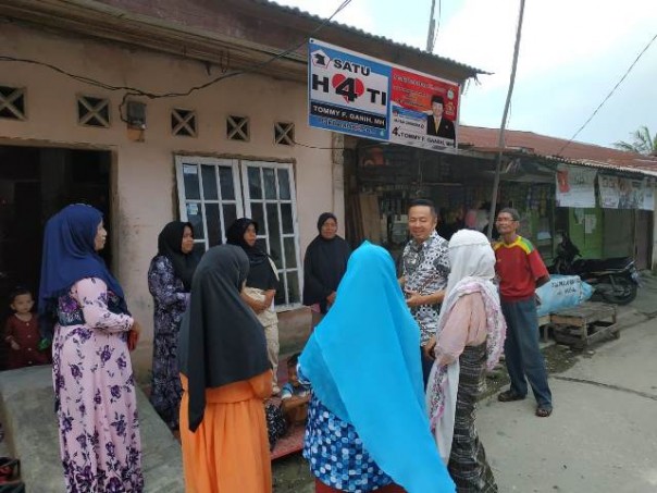 Caleg DPRD Riau dari Partai Gerindra  dapil Pekanbaru nomor Urut 4, Tommy F Ganih,  berdialog dengan masyarakat Rumbai Pesisir. Foto: ist/won 
