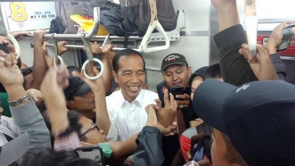 Presiden Jokowi saat naik KRL