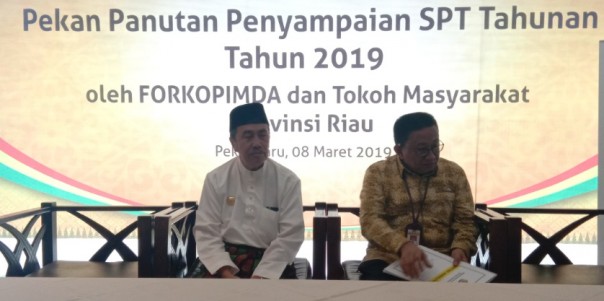 Gubernur Riau Syamsuar dan Kanwil DJP Riau Edward Hamonangan Sianipar saat melakukan prescon penyampaian kegiatan Pekan Panutan Penyampaian SPT 2019