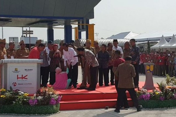 Presiden Jokowi mendengarkan curhat seorang ibu, yang nekat menerobos masuk saat peresmian jalan tol Trans Sumatera ruas Bakauheni-Terbanggi Besar. Foto: int 