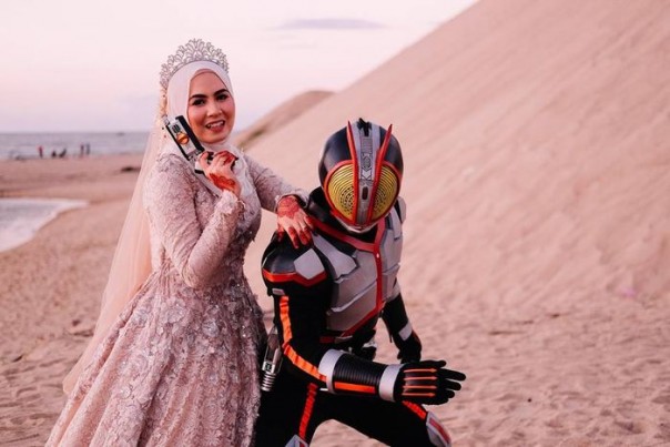 Foto pernikahan pria berkostum Satria Baja Hitam 555 ini viral (foto/int) 