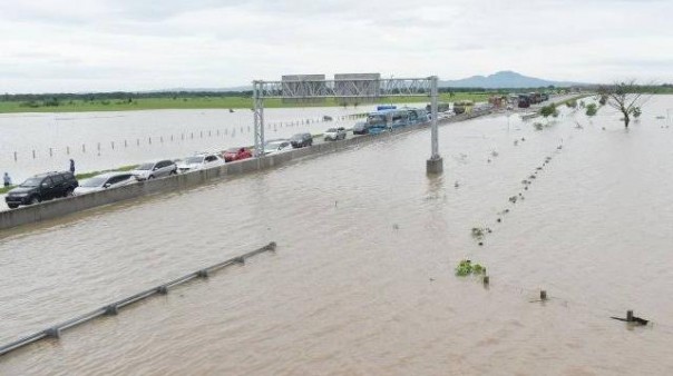 Jalur Tol Ngawi-Kertosono yang dibangun Jokowi terndam banjir