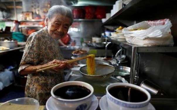 Nenek berusia 90 tahun menjadi penjual mie tertua di dunia