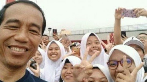 Kaum milenial di Palembang salam dua jari ke Jokowi (foto/int) 