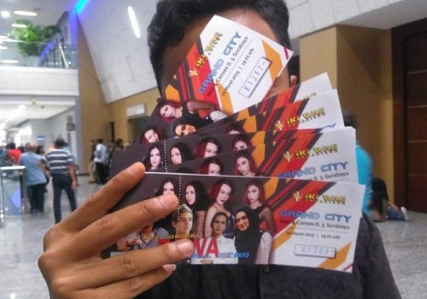 Penonton memperlihatkan tiket yang sudah terlanjur dibeli untuk menonton konser solidaritas untuk Ahmad Dhani. Foto: int 