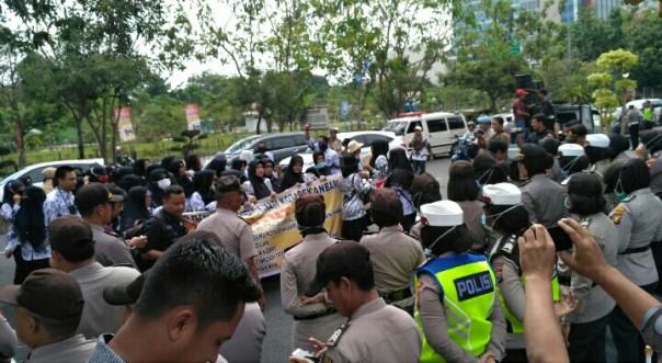 Ratusan guru kembali demonstrasi di Walikota Pekanbaru (foto/riki) 