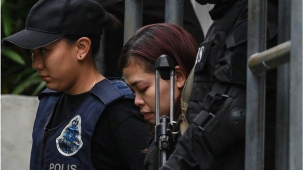 Siti Aisyah dikawal petugas kepolisian Malaysia saat akan menjalani persidangan. Foto; int 