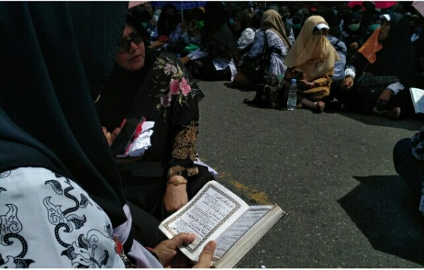 Guru di Pekanbaru berdemo sambil membaca Ayat Kursi dan Surah Yasin (foto/riki) 