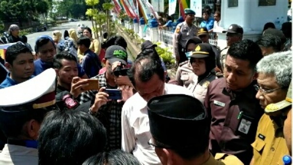 Guru protes cuma dijumpai Asisten III Setdako Pekanbaru (foto/riki) 