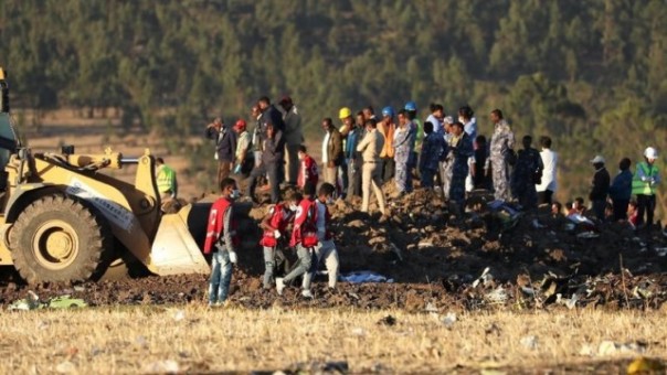 Tim SAR dibantu warga Adis Ababa terus melakukan pencarian jenazah penumpang Ethiopian Airlines. Foto; int 