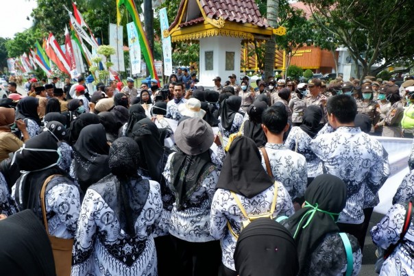Ratusan guru kembali demonstrasi di Walikota Pekanbaru