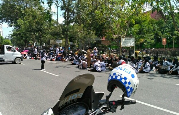 Polisi alihkan arus lalu lintas di depan Kantor Walikota Pekanbaru (foto/riki) 