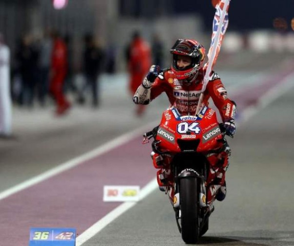 Pebalap Ducati Andrea Dovizioso merayakan kemenangannya dalam balapan di Sirkuit Losail, Qatar, dini hari tadi. Foto: int 