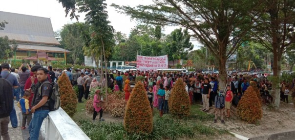 Warga Koto Aman saat demo di depan DPRD Riau
